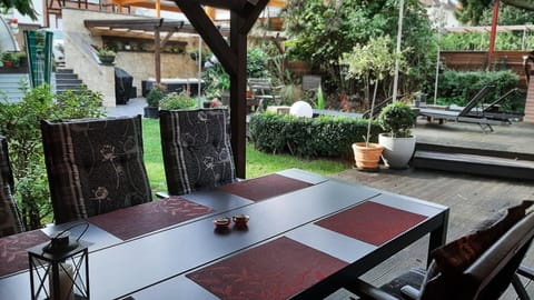 Garden, Seating area, Dining area