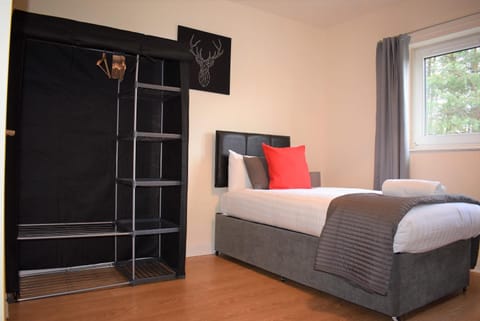 Kelpies Serviced Apartments Callum- 3 Bedrooms- Sleeps 6 Condo in Livingston