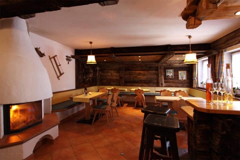 Restaurant/places to eat, Lounge or bar