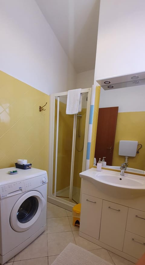 Bathroom, towels, washing machine