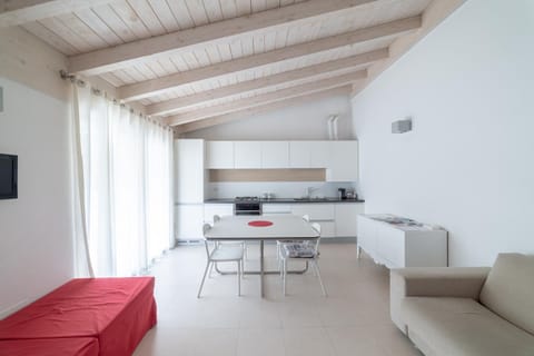 Kitchen or kitchenette, Seating area, Dining area