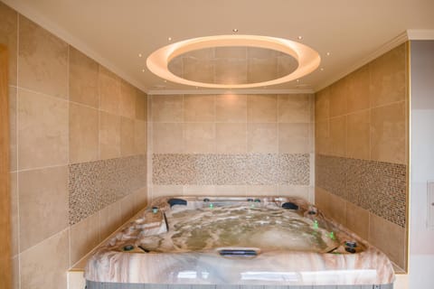 Hot Tub, Spa and wellness centre/facilities