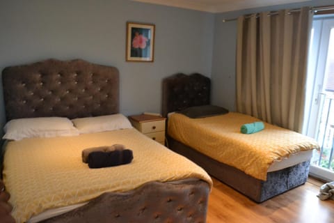 Three Bedroom Flat, Camborne Avenue W13 House in Brentford