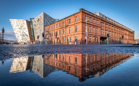 Property building, Nearby landmark, Facade/entrance, Neighbourhood, Decorative detail, Street view, Area and facilities