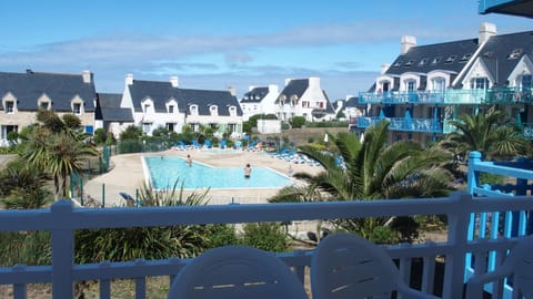 Property building, Patio, Day, Garden, Balcony/Terrace, On site, Pool view, Swimming pool, Swimming pool, Family, Family, sunbed