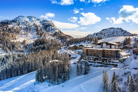 Property building, Nearby landmark, Day, Neighbourhood, Natural landscape, Winter, Skiing, Mountain view