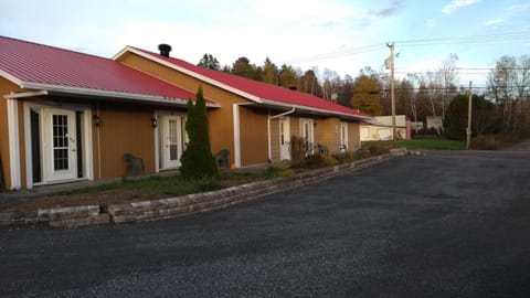 Le Saint Alex Motel in Saint-Alexis-des-Monts