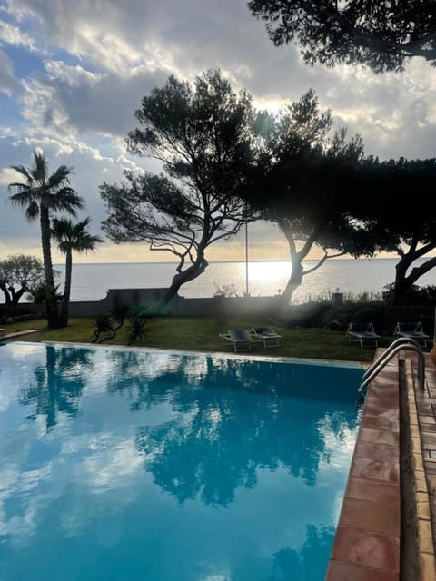 Pool view, Sea view