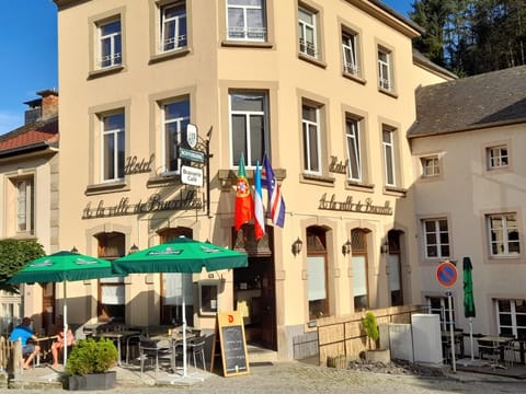 Property building, Patio, Facade/entrance, Neighbourhood