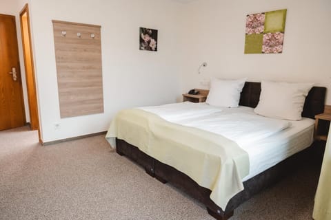 Photo of the whole room, Bedroom, wardrobe