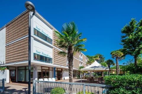 Property building, Beach, Breakfast