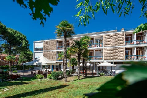 Property building, Beach, Breakfast