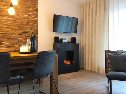 TV and multimedia, Living room, Photo of the whole room, Seating area, Dining area