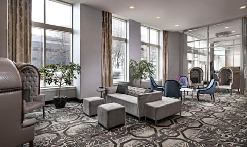 DoubleTree Suites by Hilton Hotel Detroit Downtown - Fort Shelby Hotel in Windsor