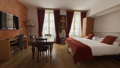 Bed, Bird's eye view, TV and multimedia, Seating area, Bedroom