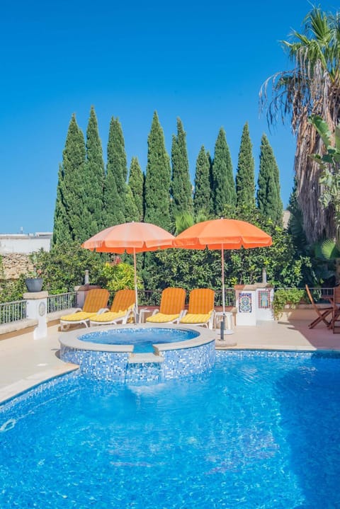 Central villa flatlet with pool - free parking and WiFi Condo in Attard