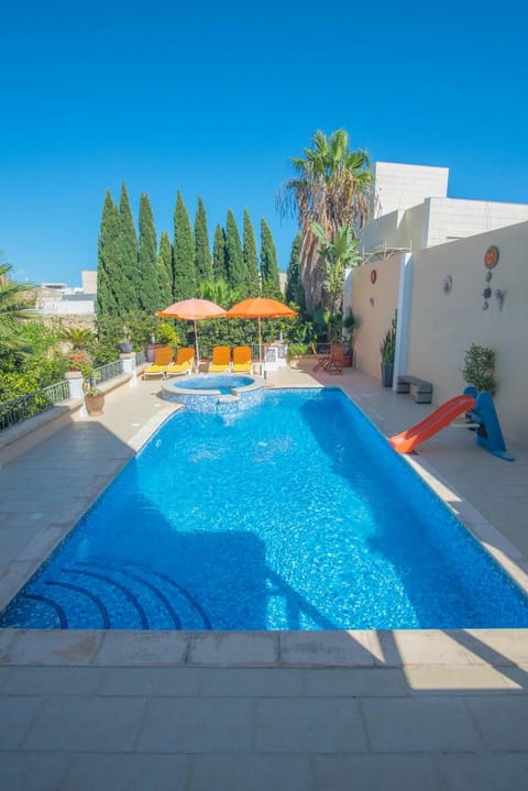 Central villa flatlet with pool - free parking and WiFi Condo in Attard