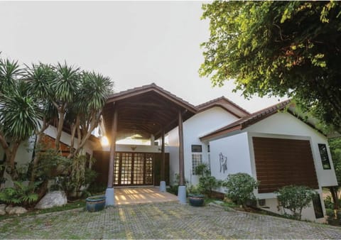 Property building, Day, Garden, Garden view