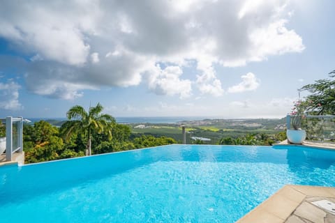 Villa Montabel , villa avec piscine privée et très belle vue mer, capacité 11 personnes Villa in Martinique