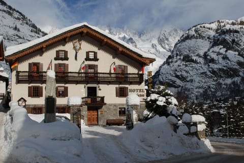 Property building, Facade/entrance, Winter