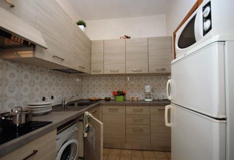 Kitchen or kitchenette, minibar, stove