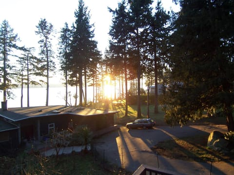 Malaspina Strait Cottage Alojamiento y desayuno in Powell River