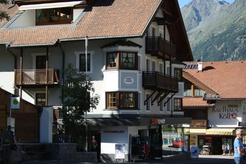 Facade/entrance