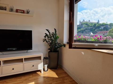 View (from property/room), Living room, Landmark view