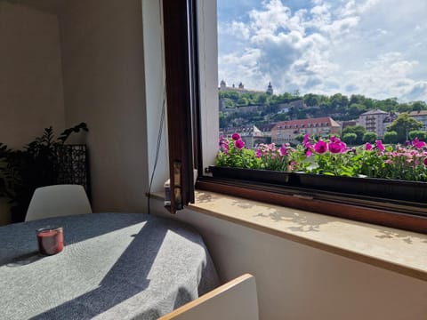 View (from property/room), Living room, Landmark view