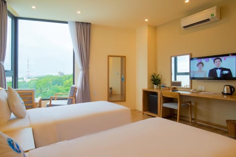 Bed, TV and multimedia, Bedroom, City view, Sea view