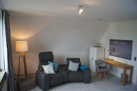 Living room, Photo of the whole room, Decorative detail, Decorative detail, Seating area