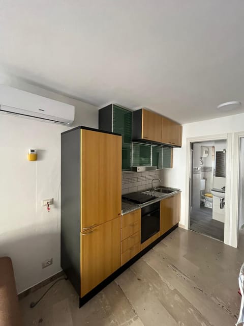 Kitchen or kitchenette, oven, stove