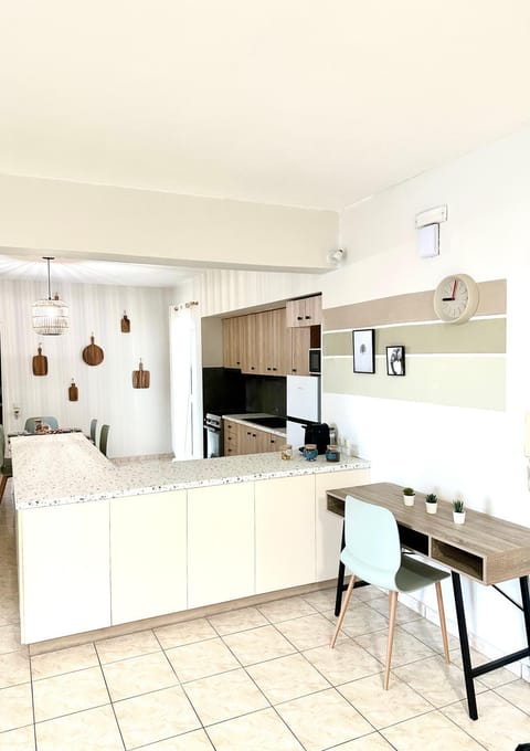 Kitchen or kitchenette, Dining area, minibar, pet friendly