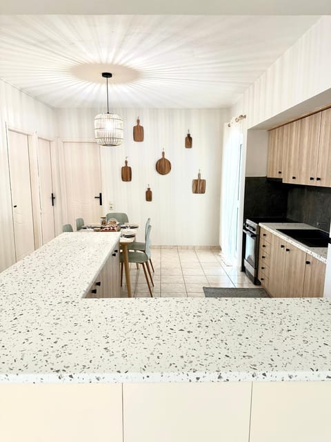 Kitchen or kitchenette, Dining area, minibar, pet friendly