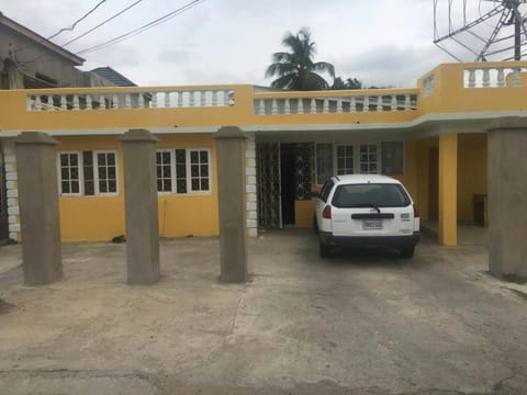 Leslies' Home Bed and Breakfast in Portmore