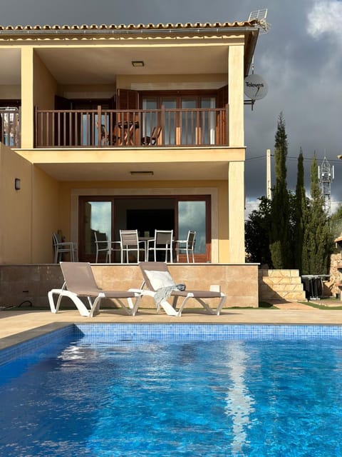 Property building, Balcony/Terrace, Pool view, Swimming pool, sunbed