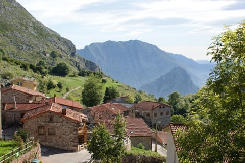 Spring, Day, Natural landscape, Mountain view, Area and facilities