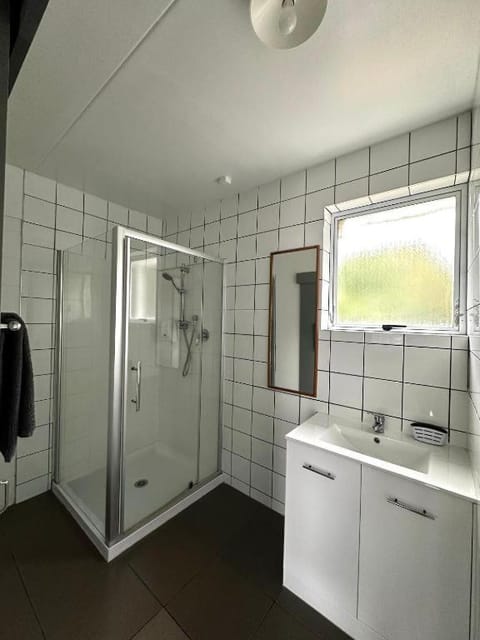 Shower, Bathroom, towels