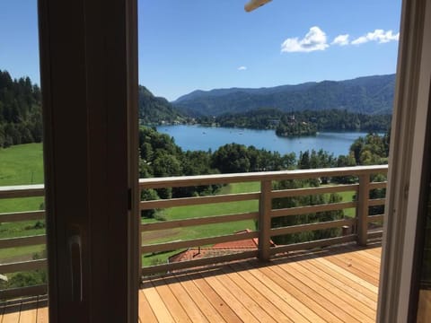 View (from property/room), Balcony/Terrace, Lake view, Mountain view