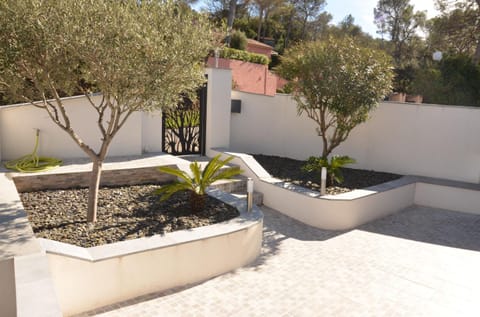 Belle maison avec piscine dans les hauteurs à Saint Raphael Villa in Saint-Raphael