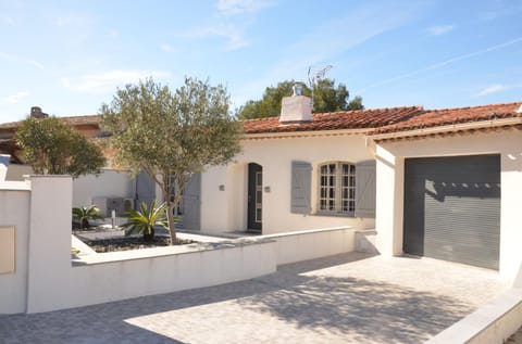 Belle maison avec piscine dans les hauteurs à Saint Raphael Villa in Saint-Raphael