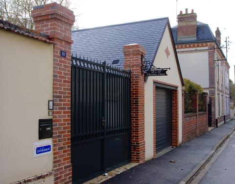 Facade/entrance, Neighbourhood