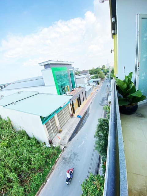 Property building, Off site, Day, Neighbourhood, Natural landscape, Balcony/Terrace, Garden view, Street view, Quiet street view