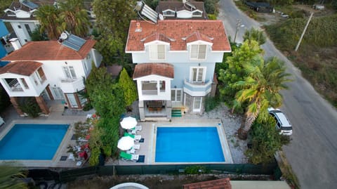 Property building, Facade/entrance, Bird's eye view, Decorative detail, Garden view, Pool view, Street view