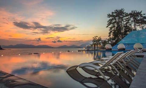 Pool view, Sea view, Swimming pool, Swimming pool, Sunset