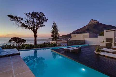 Serenity Villa 18 Ronald Rd Camps Bay Chalet in Camps Bay
