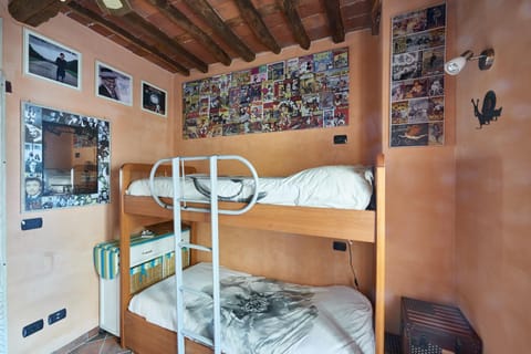 Bedroom, bunk bed