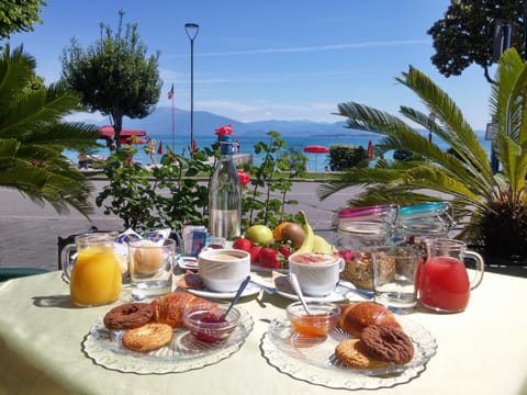 Patio, Restaurant/places to eat, Lake view, Breakfast