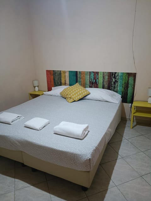 Bed, Bedroom, towels