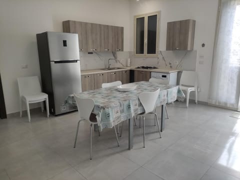 Kitchen or kitchenette, Dining area, minibar, pet friendly, stove